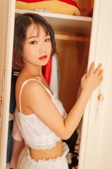 女孩子趴凳子上挨打